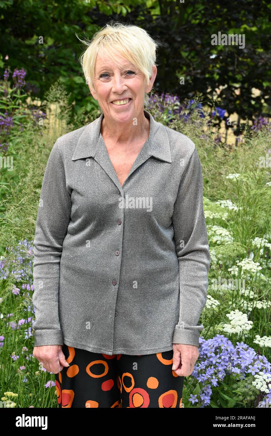 Hampton Court, Surrey. 03/07/2023, Carol Klein, Gartenexperte, RHS ikonischer Garten der Gartenhelden. Drücken Sie Tag. RHS Hampton Court Palace Garden Festival 2023. Kredit: michael melia/Alamy Live News Stockfoto