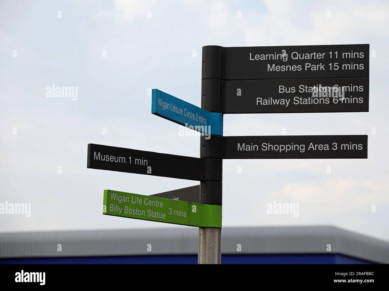 Schild im Stadtzentrum von Wigan Stockfoto