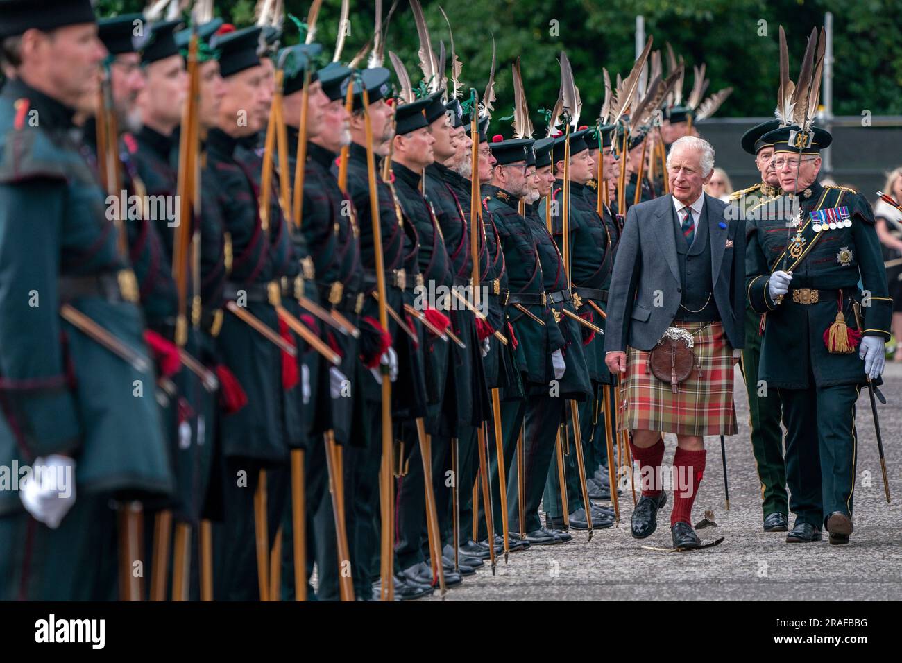 König Karl III. Inspiziert die königliche Kompanie der Ehrengarde der Bogenschützen während der Zeremonie der Keys auf dem Vorplatz des Palastes Holyroodhouse in Edinburgh, der ersten Holyrood-Woche seit seiner Krönung. Foto: Montag, 3. Juli 2023. Stockfoto