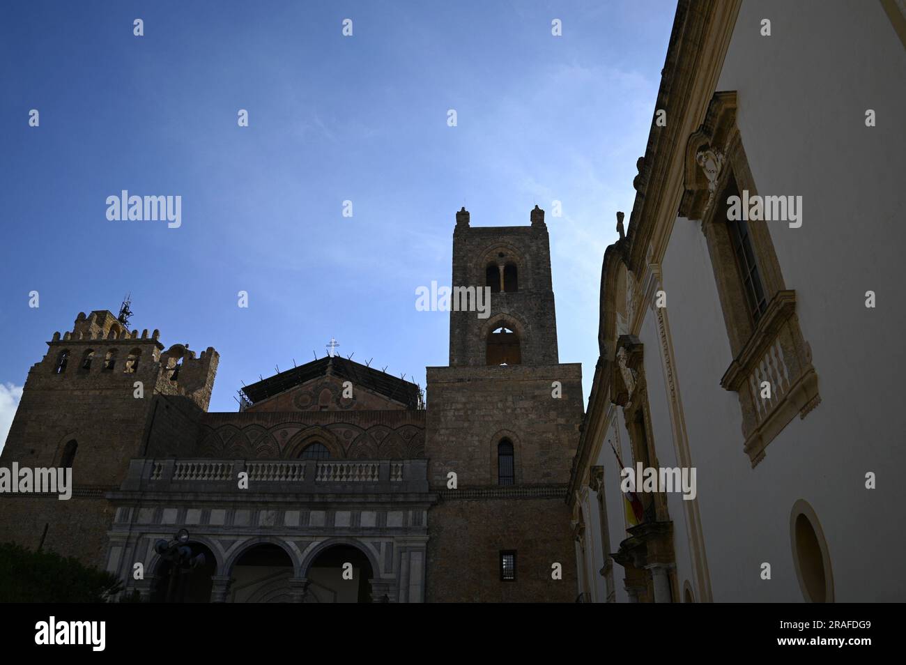 Fassadenblick auf den Duomo di Monreale im normannischen Barock- und Renaissancestil, ein religiöses Denkmal auf der Piazza Vittorio Emanuele in Sizilien, Italien. Stockfoto