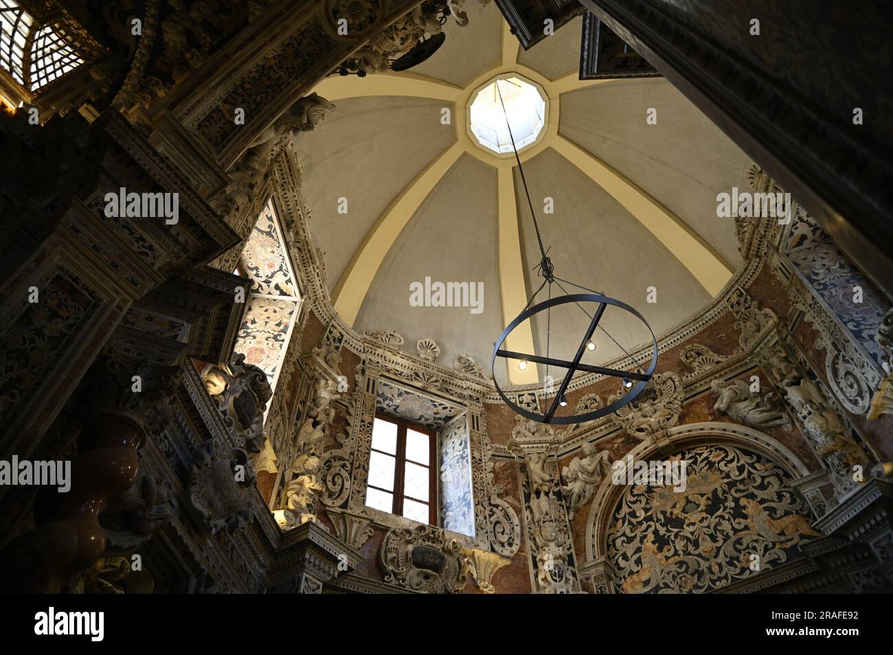 Marmormosaik im Inneren des barocken Cappella del Santissimo Sacramento in Monreale Sizilien, Italien. Stockfoto