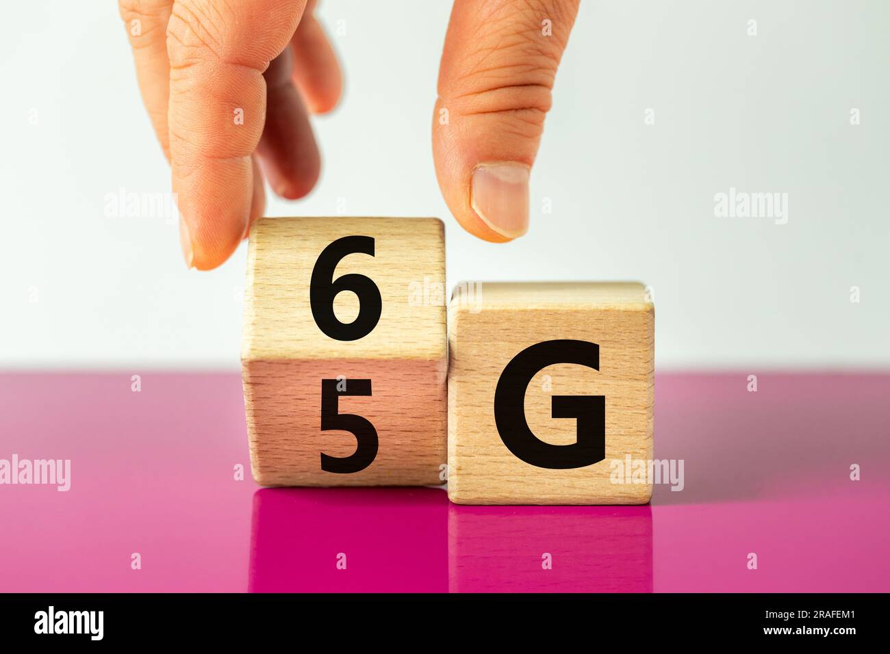 Zeit für das 6G-Symbol. Die Hand dreht den Holzwürfel und ändert das 5G-Zeichen in 6G. Konzept, Technologieentwicklung, Hochgeschwindigkeitskommunikationsnetz Stockfoto
