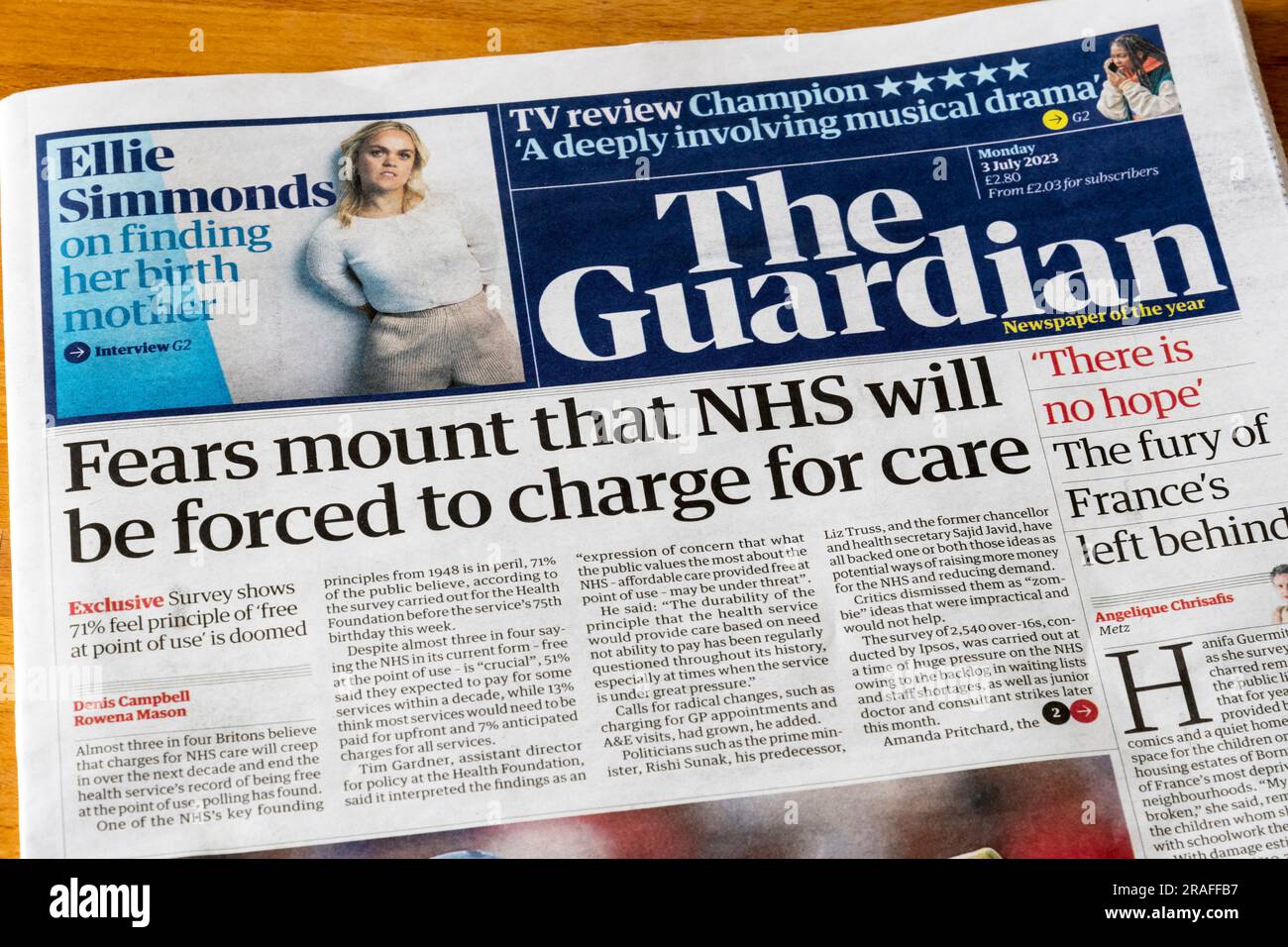 3. Juli 2023 Die Schlagzeile auf der Titelseite von Guardian liest Befürchtungen, dass der NHS gezwungen sein wird, für die Pflege Gebühren zu erheben. Stockfoto