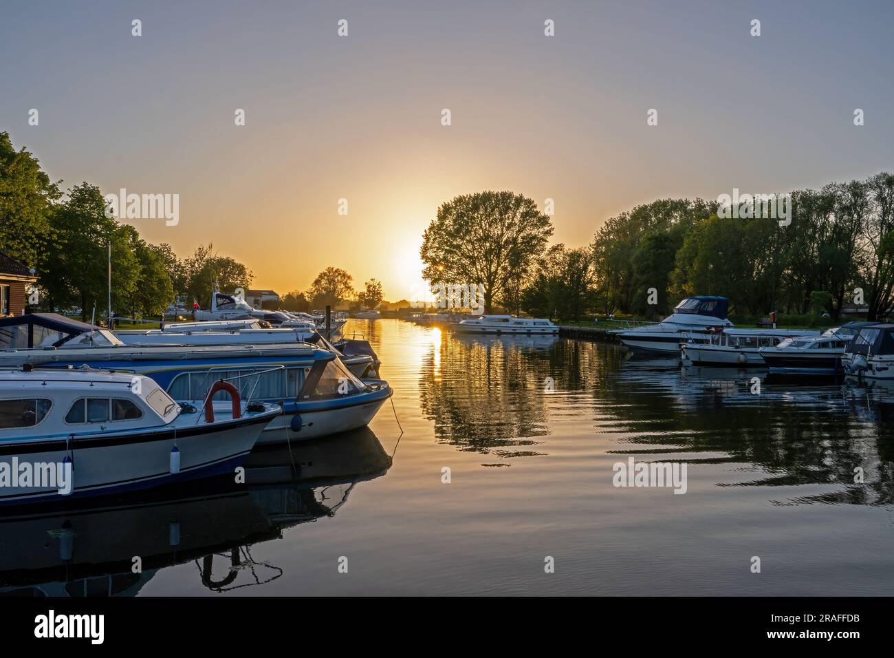 Boote auf dem Fluss Waveney at the Quay in Beccles at Sunset , Suffolk , England , UK Stockfoto