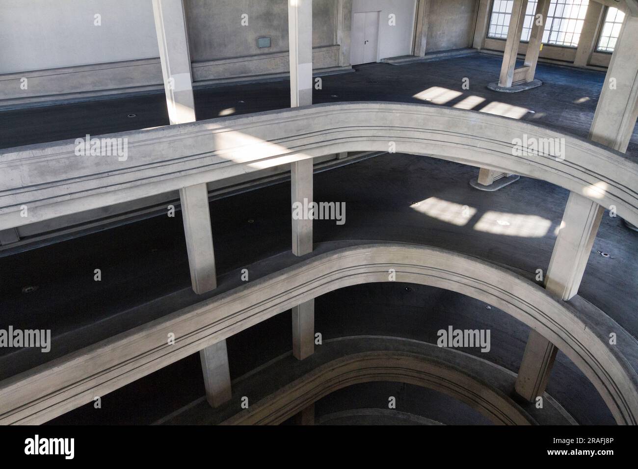Die Helix-Zufahrtsrampe des Lingotto-Gebäudes in Torino, Italien. Stockfoto