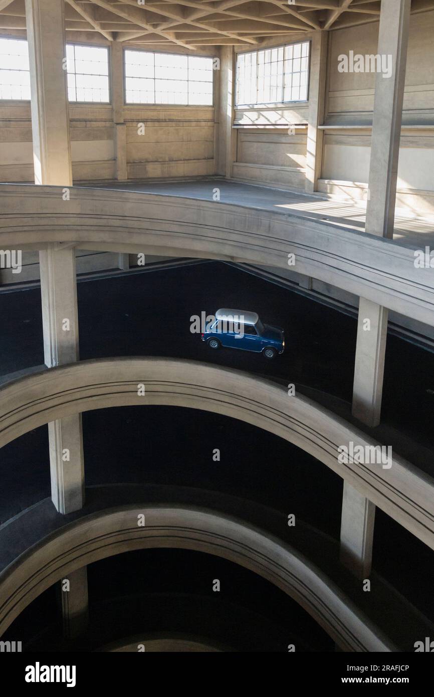 Mini Austin Cooper auf der Helix-Zufahrtsrampe des Lingotto-Gebäudes in Torino, Italien. Stockfoto