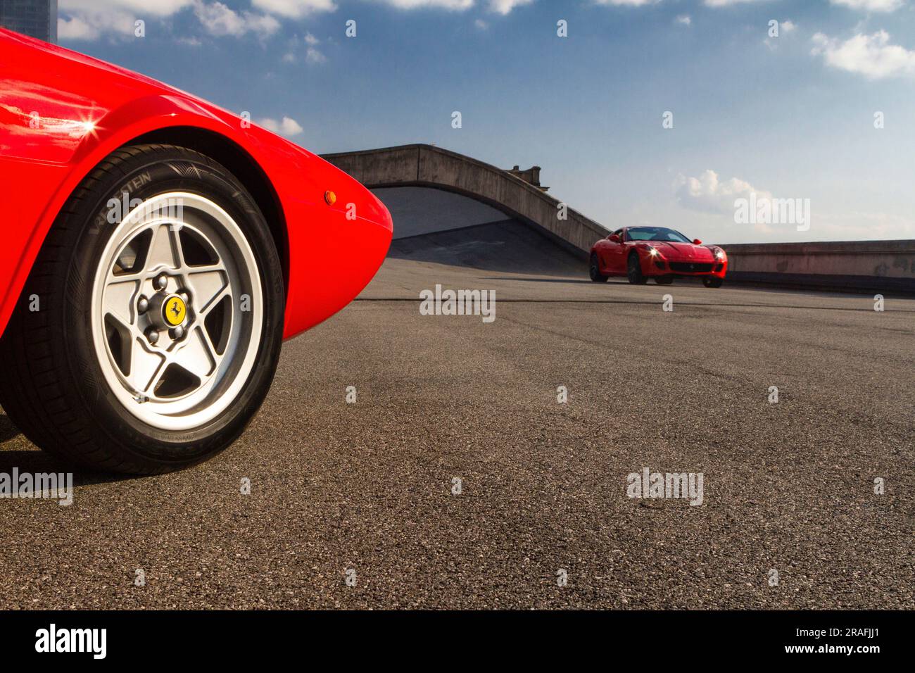 Zwei Ferrari (auf der rechten Seite ein Ferrari 599 GTB) auf der Prüfstrecke auf dem Dach von Lingotto Stockfoto