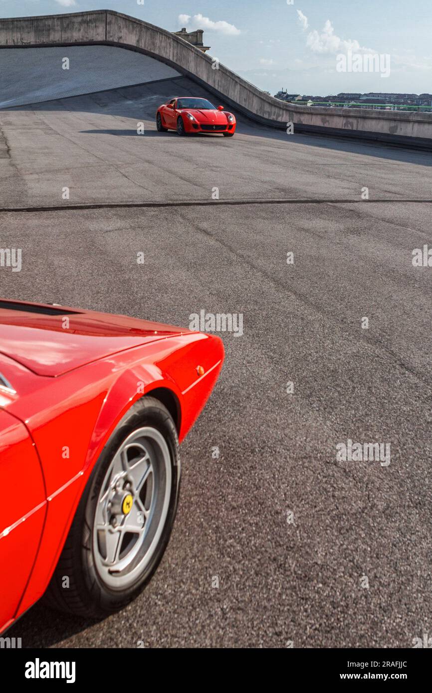 Zwei Ferrari (auf der rechten Seite ein Ferrari 599 GTB) auf der Prüfstrecke auf dem Dach von Lingotto Stockfoto