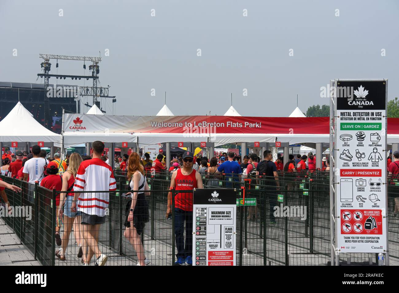 Ottawa, Kanada - 1. Juli 2023: Menschen gehen durch das Eingangstor bei Lebreton Flats, wo seit dem Parlamentsbau heute die Feierlichkeiten zum kanadischen Tag stattfinden Stockfoto