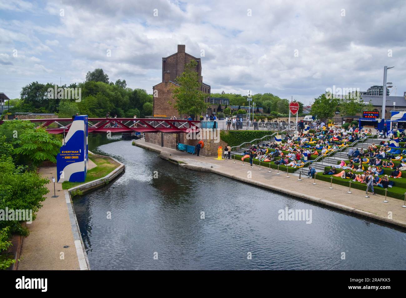 London, Großbritannien. 03. Juli 2023. Zu Beginn der diesjährigen Meisterschaft sehen die Massen ein Wimbledon-Tennisspiel auf einer großen Leinwand neben dem Regent's Canal in King's Cross. Kredit: SOPA Images Limited/Alamy Live News Stockfoto