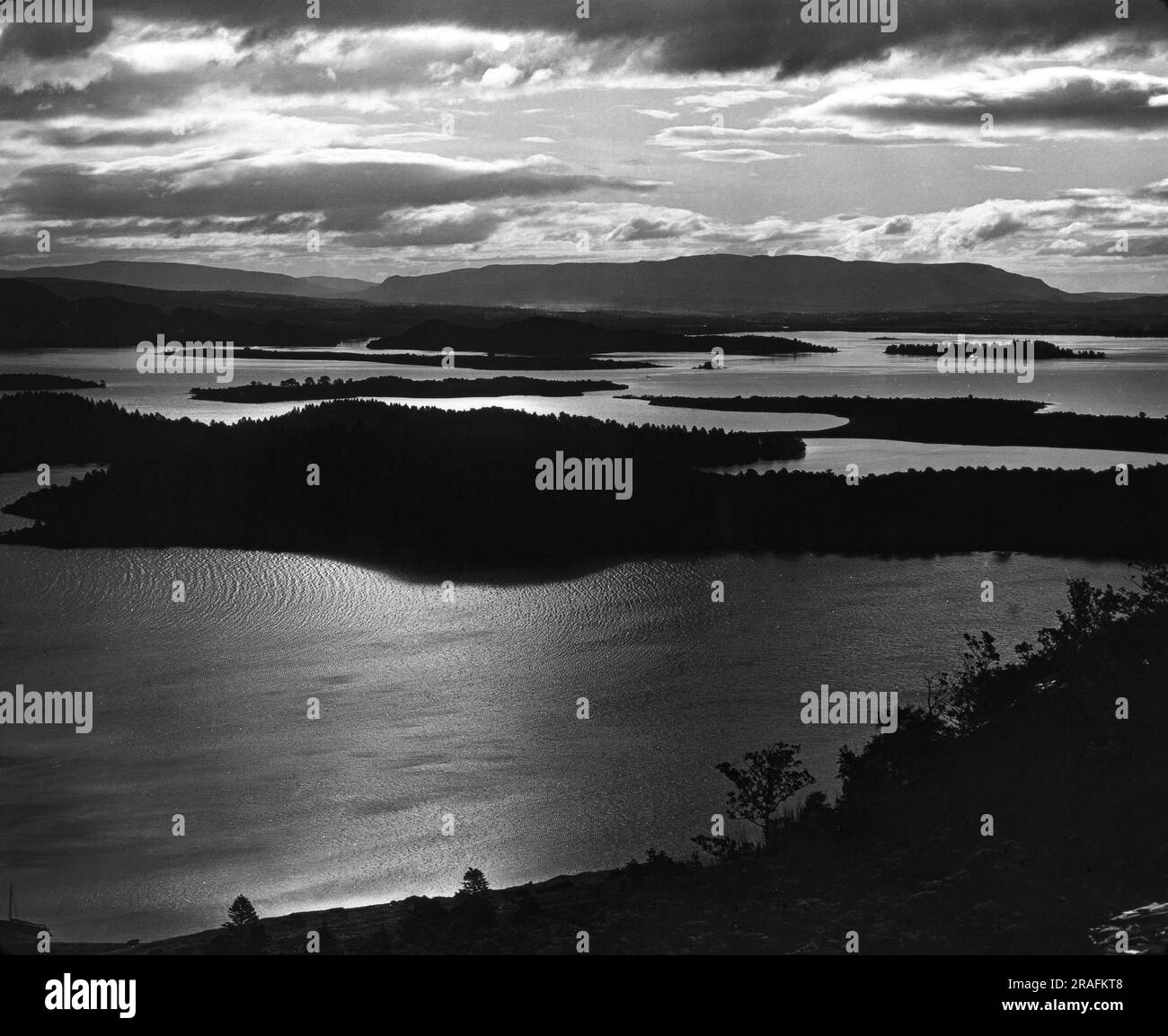 Loch Lomond, Schottland - Pub. Von George Washington Wilson (G.W.) - Bild einer antiken Laterne aus Glas (britisches Format) Stockfoto