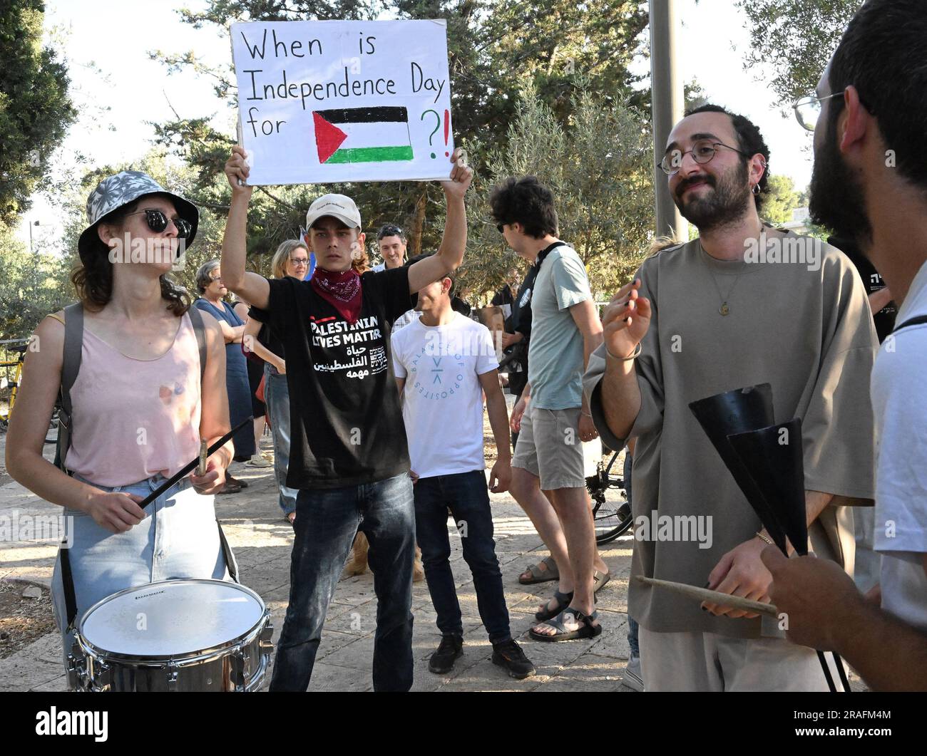 Jerusalem, Israel. 03. Juli 2023. Israelische Demonstranten haben ein Zeichen gegen die israelische Besetzung der Palästinenser außerhalb der USA Feierlichkeiten zum Unabhängigkeitstag der Botschaft im Israel Museum in Jerusalem am Montag, den 3. Juli 2023. Die Demonstranten riefen Amerika auf, die Finanzierung der israelischen Militäroperationen einzustellen, und riefen an, dass "Demokratie und Besatzung nicht koexistieren können". Foto von Debbie Hill/ Kredit: UPI/Alamy Live News Stockfoto