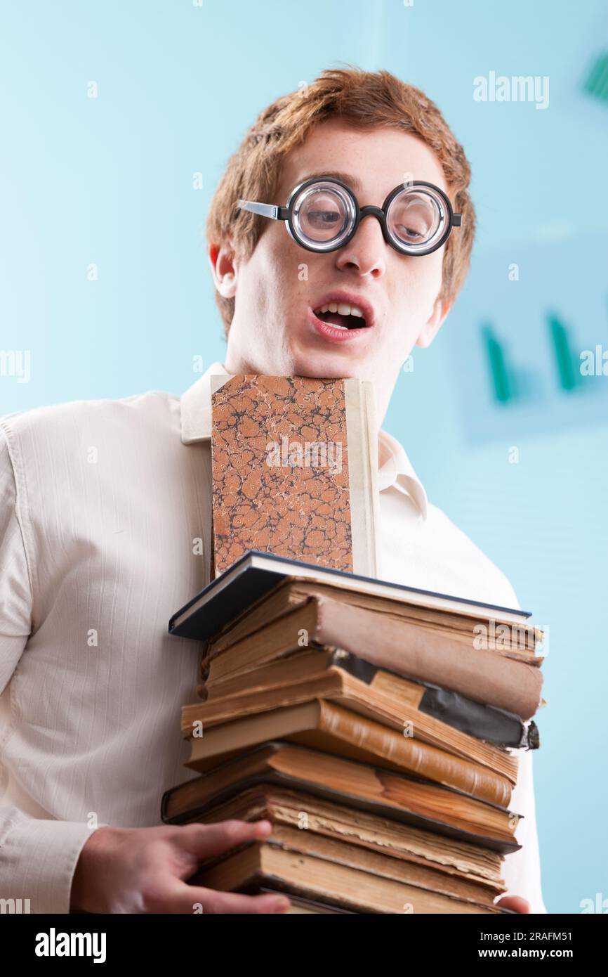 Ein sozial unangenehmer Nerd voller Bücher, der das Klischee des Wissens verkörpert, aber keine sozialen Fähigkeiten besitzt Stockfoto