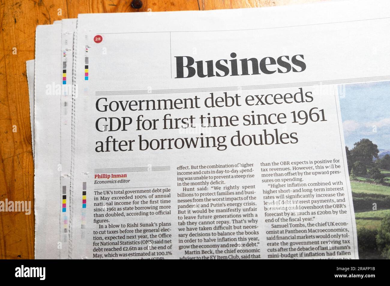„Die Staatsverschuldung übersteigt das BIP erstmals seit 1961 nach der Kreditaufnahme von Doppeln“, Schlagzeile der Zeitung Guardian Business Artikel London, 22. Juni 2023 UK Stockfoto