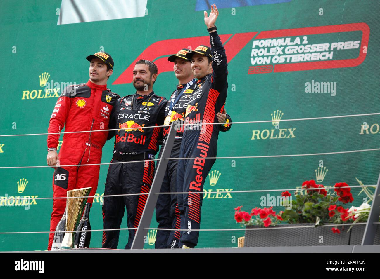 Spielberg, Österreich. Juli 2023. Formel 1 großer Preis von Rolex Austrian auf dem Red Bull Ring, Österreich. Im Bild: Charles Leclerc (MON) von Scuderia Ferrari, Max Verstappen (NLD) und Sergio Perez (MEX) von Oracle Red Bull Racing auf dem Podium © Piotr Zajac/Alamy Live News Stockfoto
