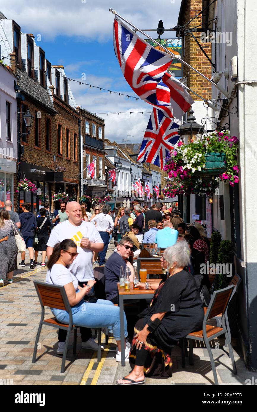 Besucher genießen das Taste of Twickenham Festival vor dem Fox Pub an der Church Street, Twickenham. Stockfoto