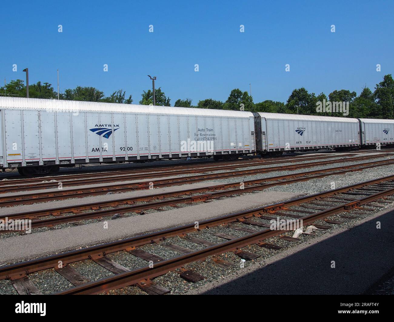 Amtrak Auto-Train-Wagen mit Autos, die bei Ankunft am Bahnhof Lorton, Virginia, am 2. Juni 2023 positioniert werden, © K Andriotis Stockfoto