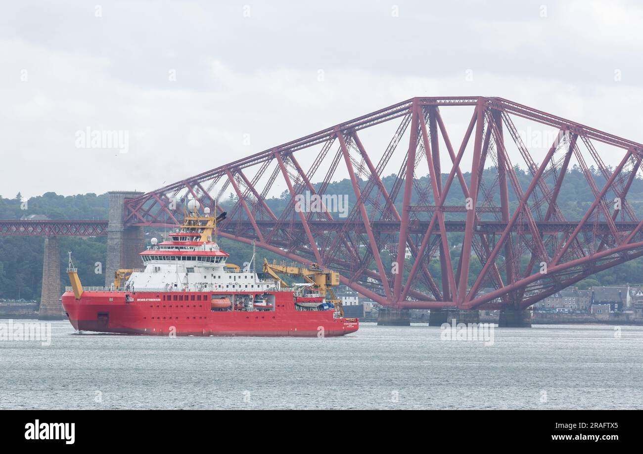 Dalgety Bay, Schottland. 03. Juli 2023 RRS Sir David Attenborough (Boaty McBoatface) Eisbrecher, der unter der Forth Bridge vom Hafen von Rosyth aus segelt © Richard Newton/Alamy Live News Stockfoto