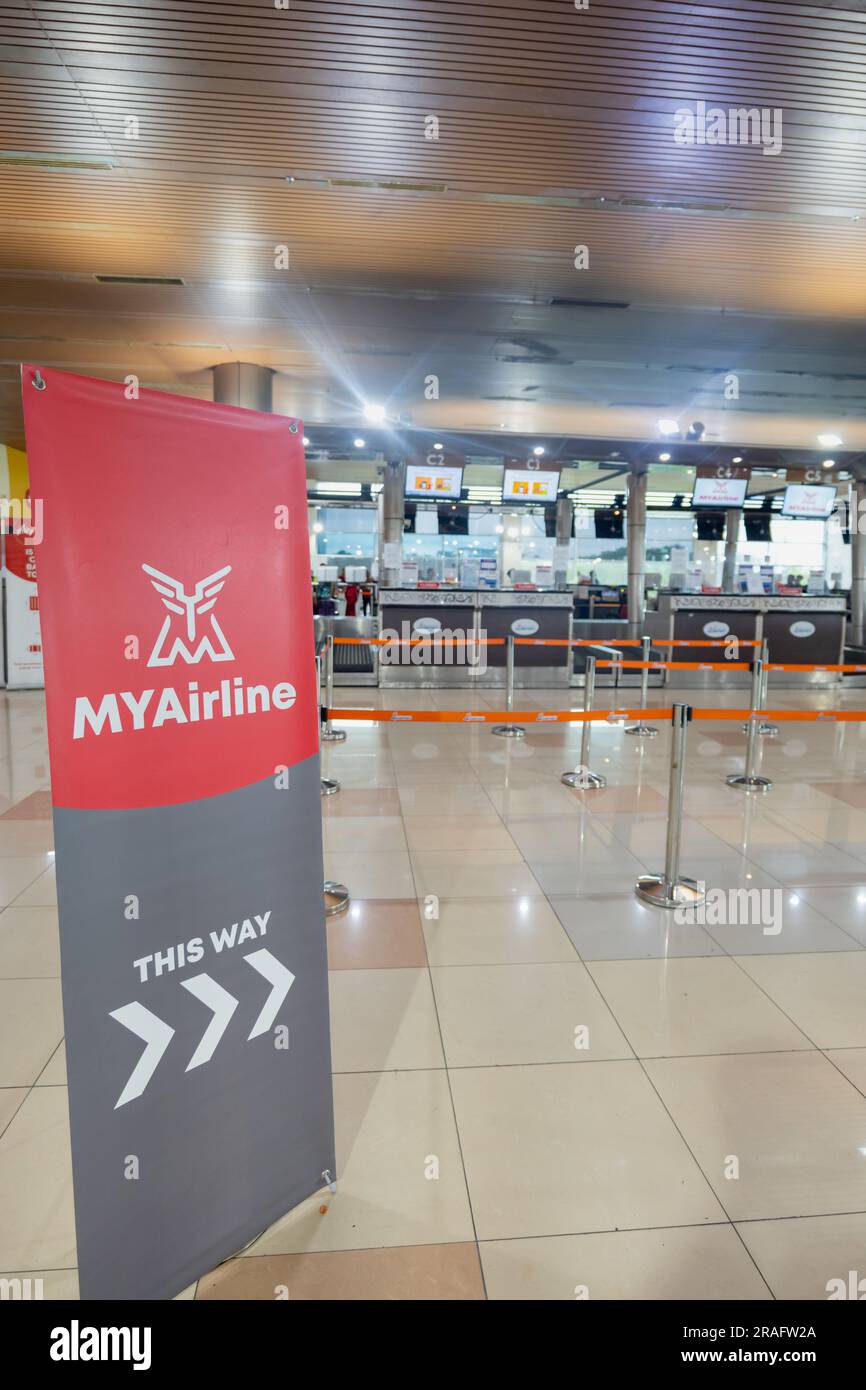 Kuching, Malaysia - 06.15.2023: MYAirline Check-in Schalter am Kuching Internatinoal Airport, Malayasien. MYAirline ist eine malaysische Billigfluggesellschaft, die 2021 gegründet wurde Stockfoto