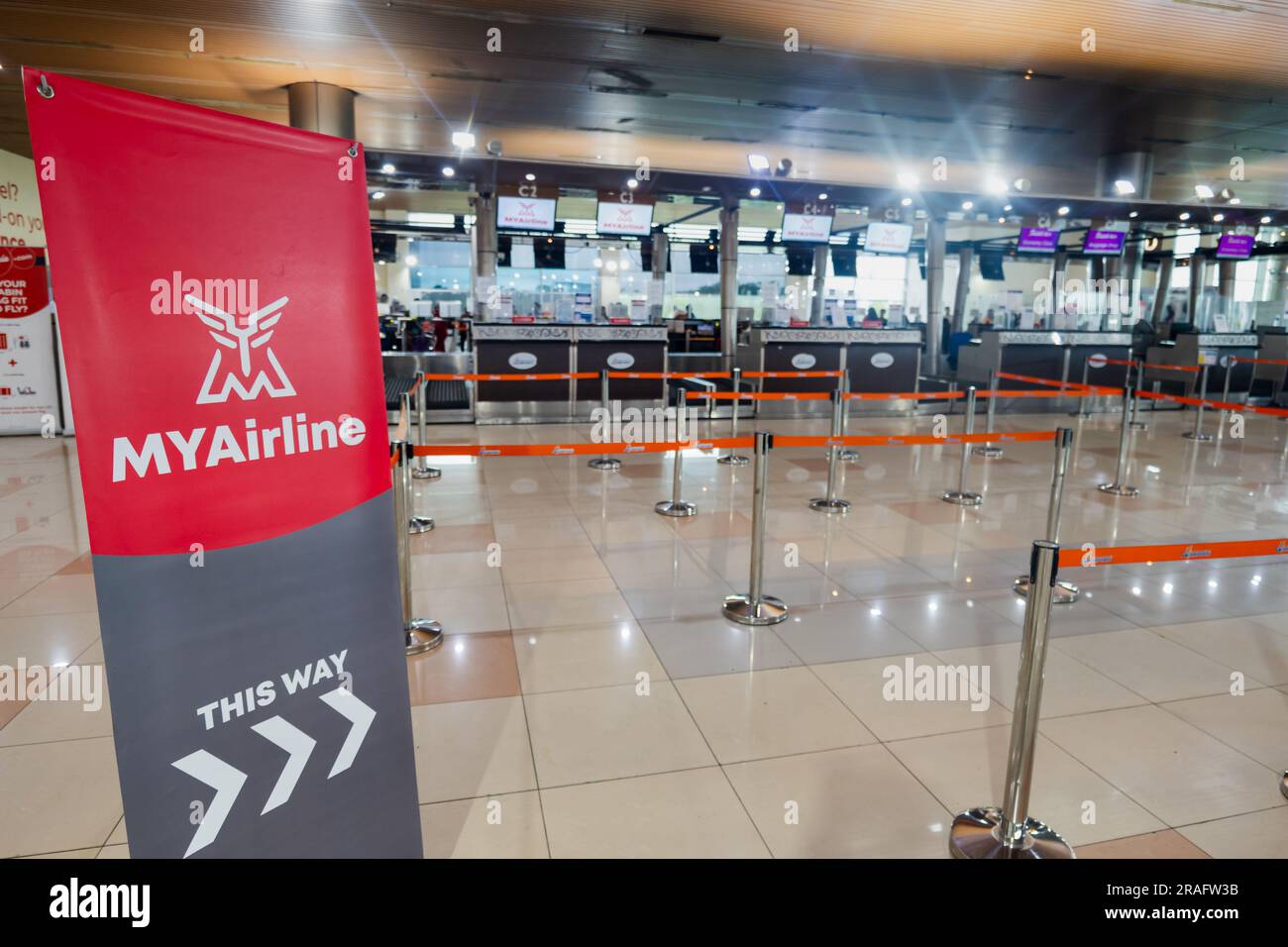 Kuching, Malaysia - 06.15.2023: MYAirline Check-in Schalter am Kuching Internatinoal Airport, Malayasien. MYAirline ist eine malaysische Billigfluggesellschaft, die 2021 gegründet wurde Stockfoto