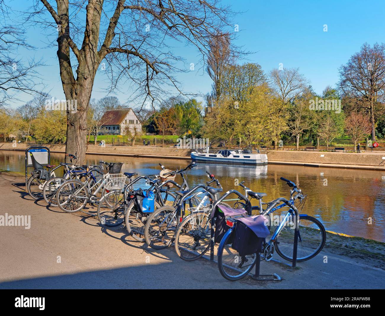 Großbritannien, North Yorkshire, York, Museum Gardens mit Fahrrädern und Boot auf dem Fluss Ouse Stockfoto