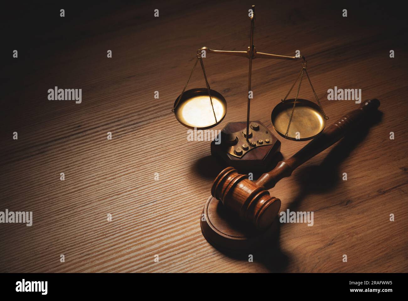 Richter Hammer auf Holztisch, Justiz- und Rechtsbegriff Stockfoto