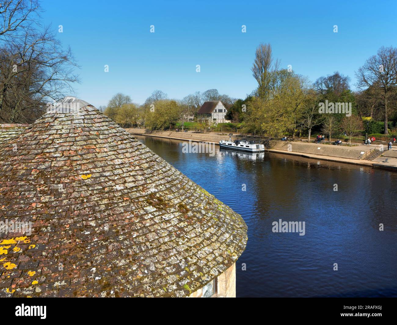 Großbritannien, North Yorkshire, York, Museum Gardens und Boot auf dem Fluss Ouse ab Barker Tower. Stockfoto