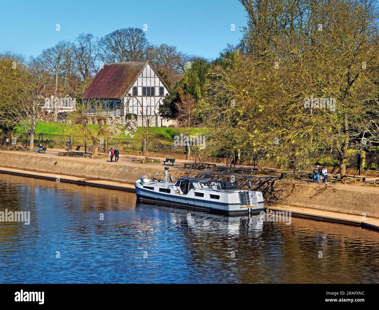 Großbritannien, North Yorkshire, York, Museum Gardens und Boot auf dem Fluss Ouse Stockfoto