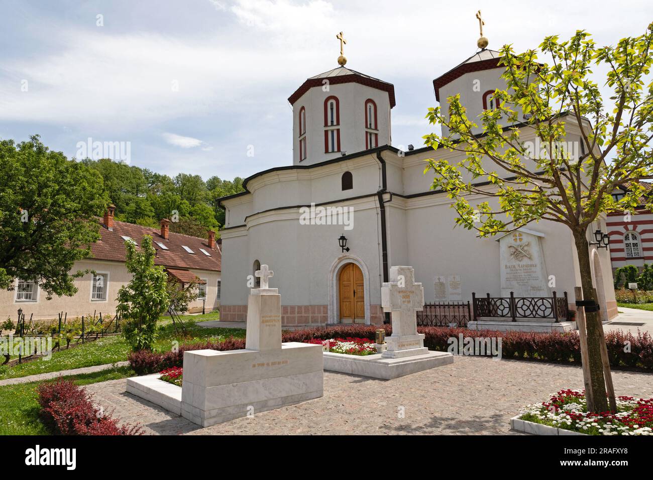 Belgrad, Serbien - 4. Mai 2019: Gräber von zwei serbisch-orthodoxen christlichen Patriarchen im Kloster Rakovica. Stockfoto