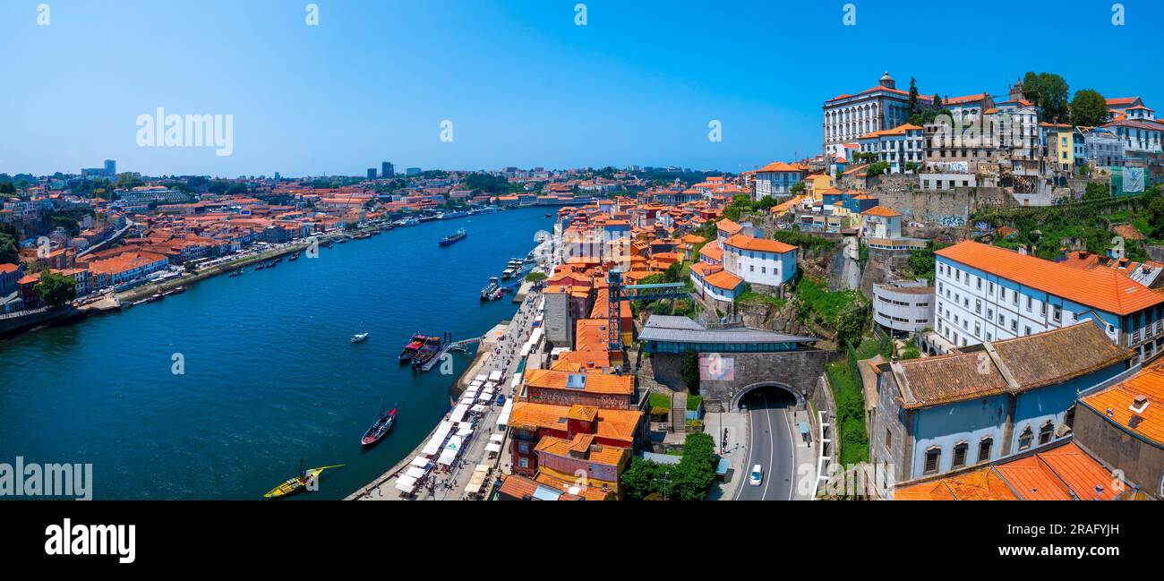 Porto, Portugal - 22. Juni 2023: Panoramablick auf den Fluss Douro und Dacharchitektur in Porto an einem sonnigen Tag Stockfoto