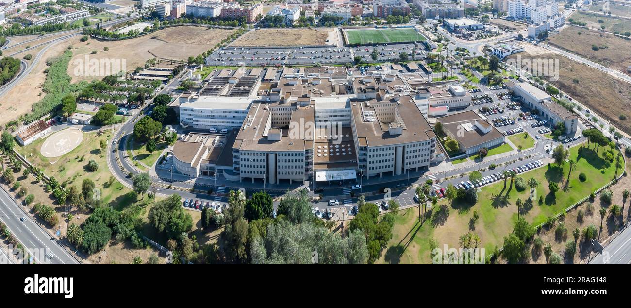 Luftaufnahme von der Drohne des Juan Ramon Jimenez Universitätsklinikums, einem öffentlichen Krankenhauskomplex, der zum andalusischen Gesundheitsdienst gehört Stockfoto