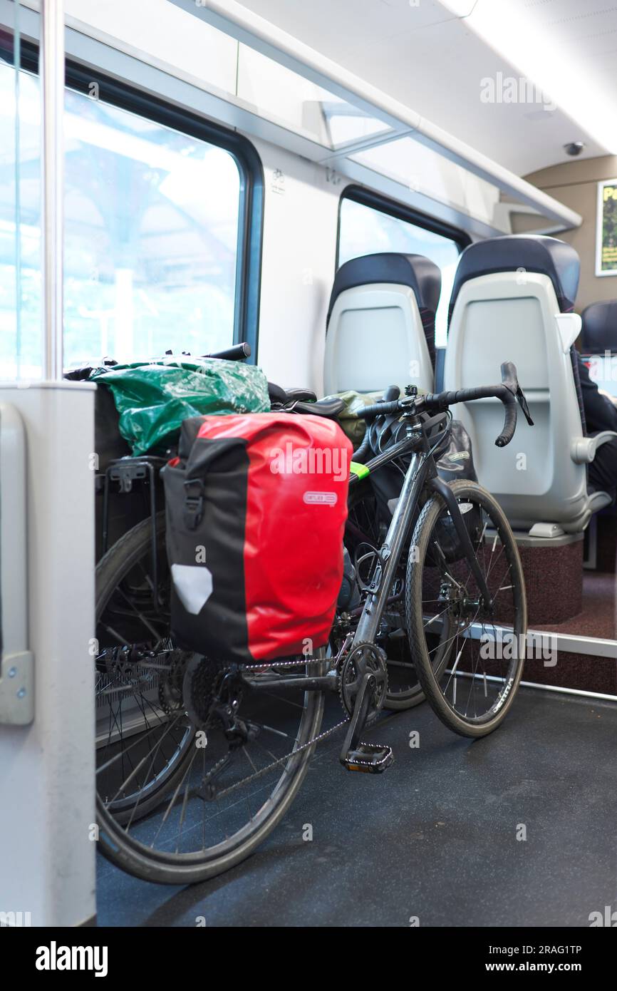 Fahrräder auf einem Pendlerzug in Großbritannien auf einem Fahrradparkplatz auf einem belebten Zugservice Stockfoto