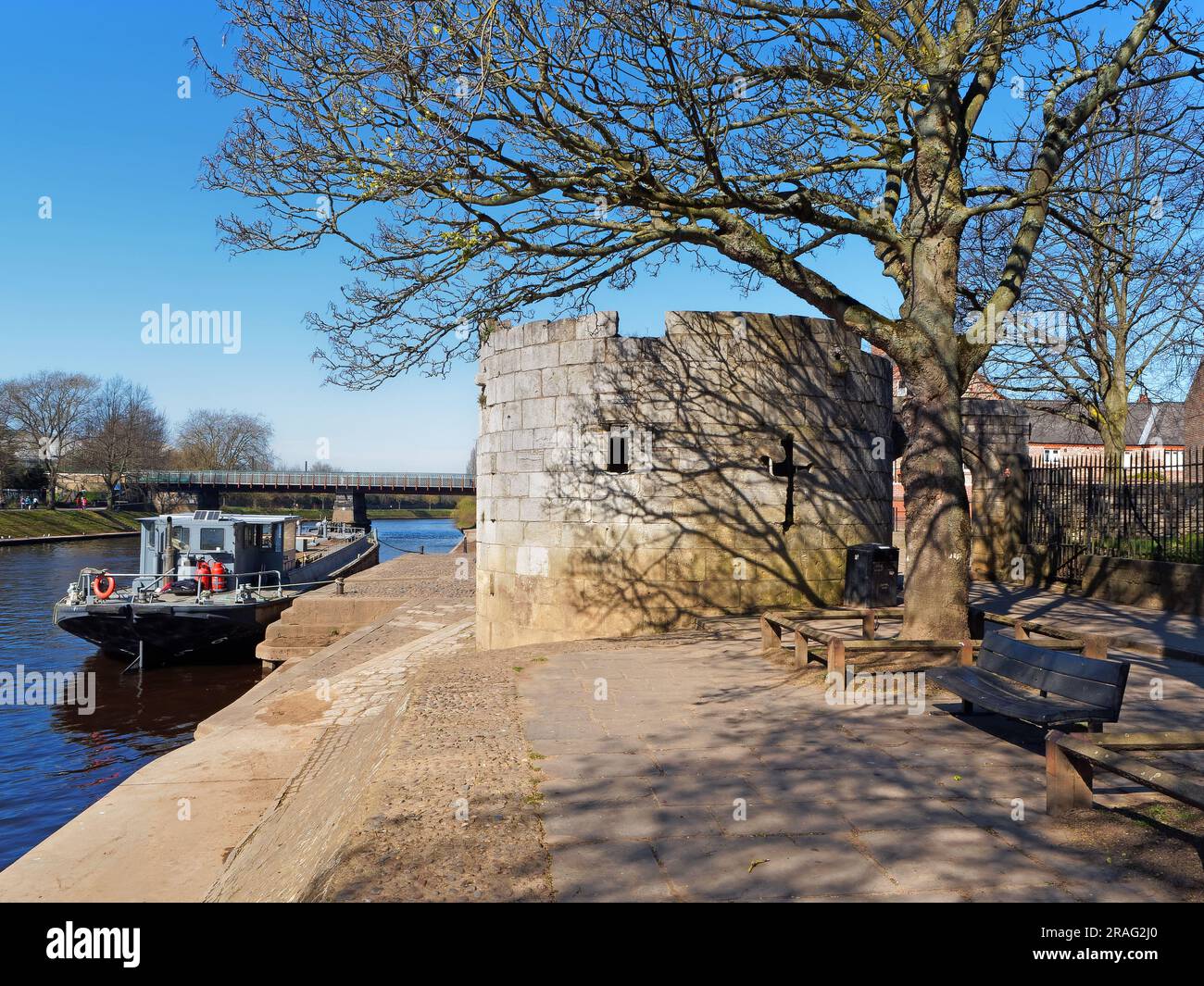 UK, North Yorkshire, York, Schmalboot auf dem Fluss Ouse bei Marygate Landing und Water Tower. Stockfoto