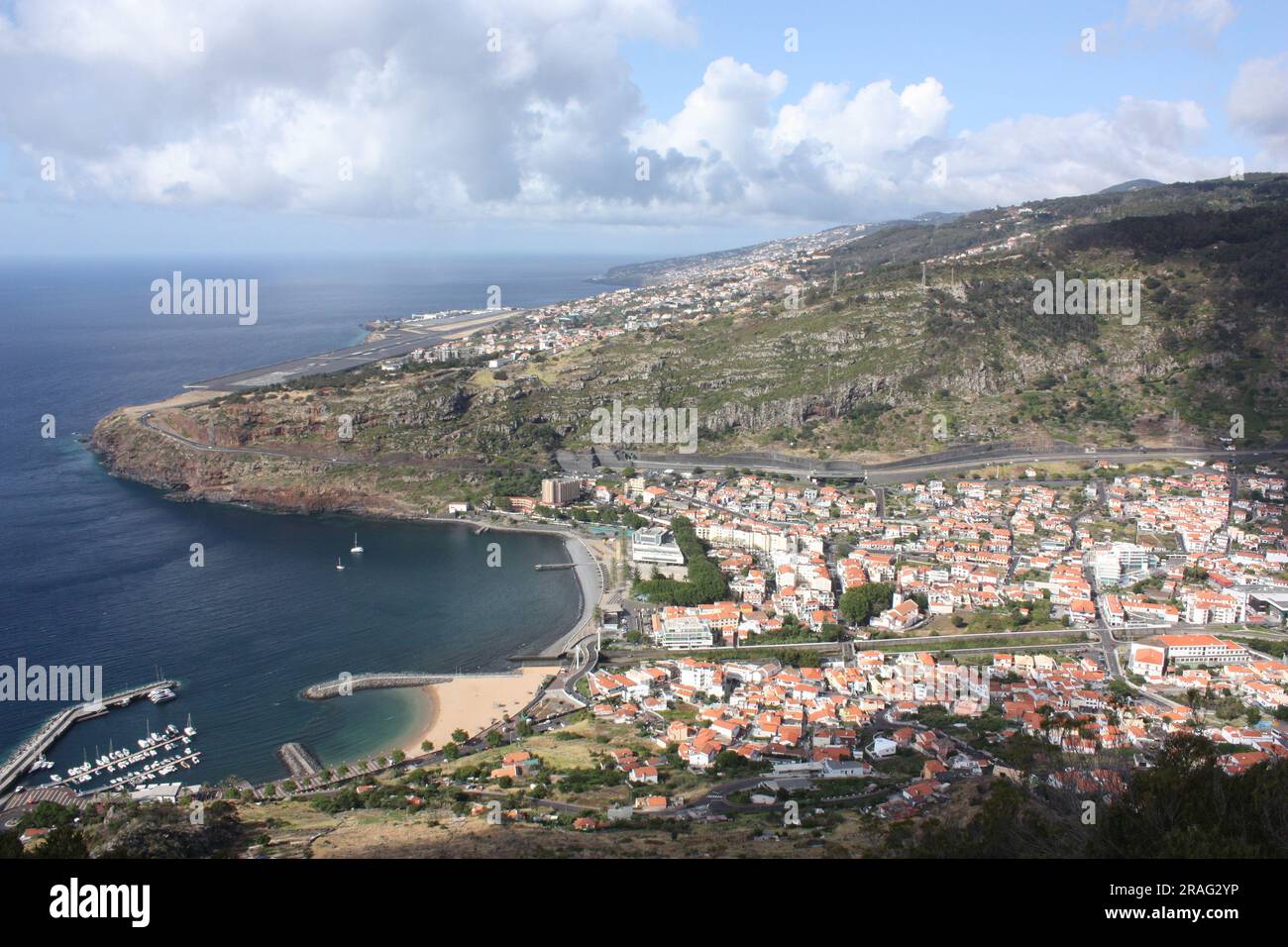 Blick auf den Flughafen Madeira von einem nahe gelegenen Aussichtspunkt Miradouro do Pico do Facho Stockfoto