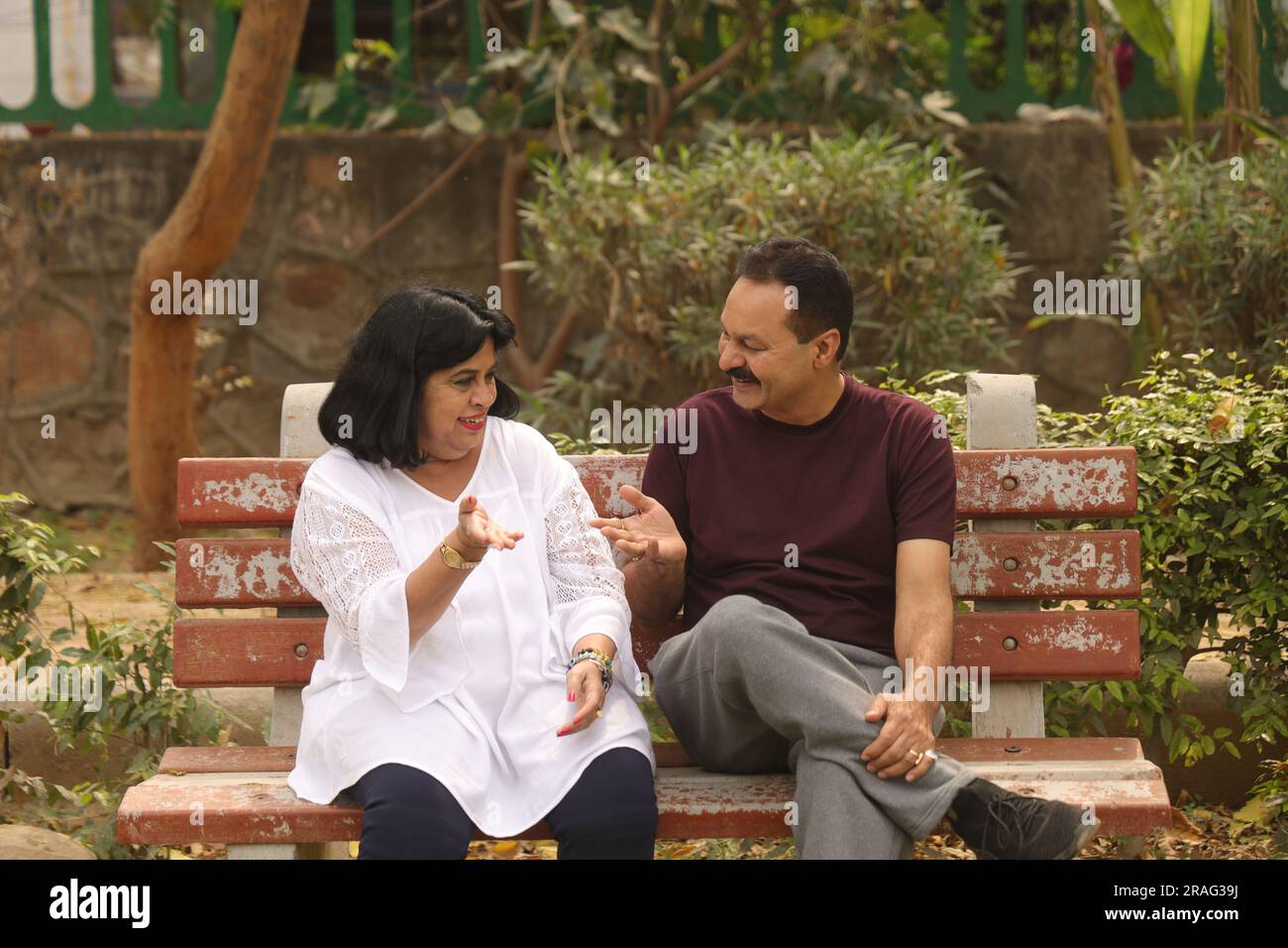 Wunderschönes Old Indian Happy Pair sitzt zusammen im Park und hat fröhliche Momente im Leben. Stockfoto