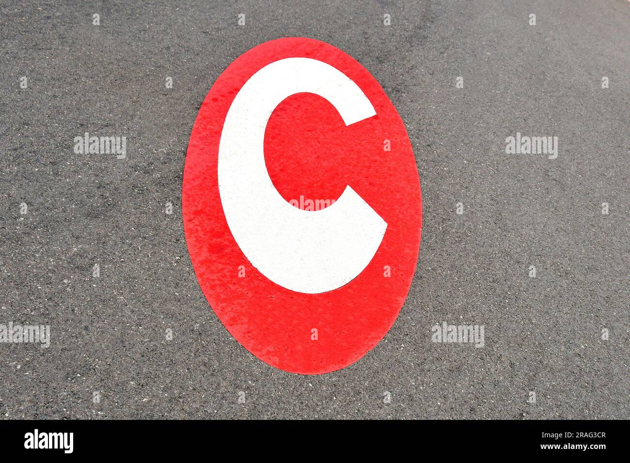 London, England, Vereinigtes Königreich - 28. Juni 2023: Schild auf einer Straße im Zentrum Londons, die die Grenze der Mautstelle markiert. Keine Menschen. Stockfoto