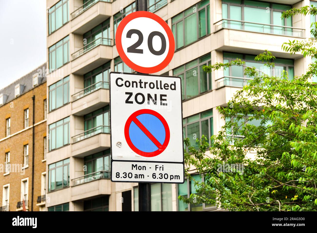 London, England, Vereinigtes Königreich - 28. Juni 2023: Straßenschild im Zentrum von London, das die Grenze einer kontrollierten Zone für den Verkehr mit einer Höchstgeschwindigkeit von 20 km/h markiert Stockfoto