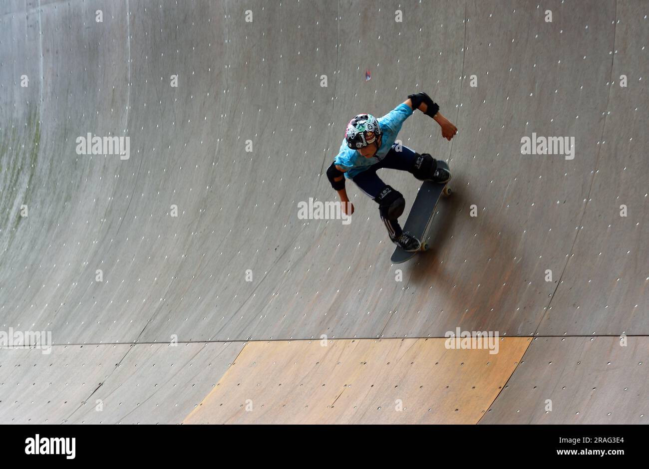 Skateboarder auf der Vert Rampe fährt schnell. Stockfoto