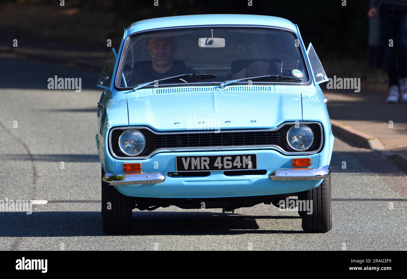 Der klassische hellblaue Ford Escort Mk1 wird auf der Straße gefahren. Stockfoto