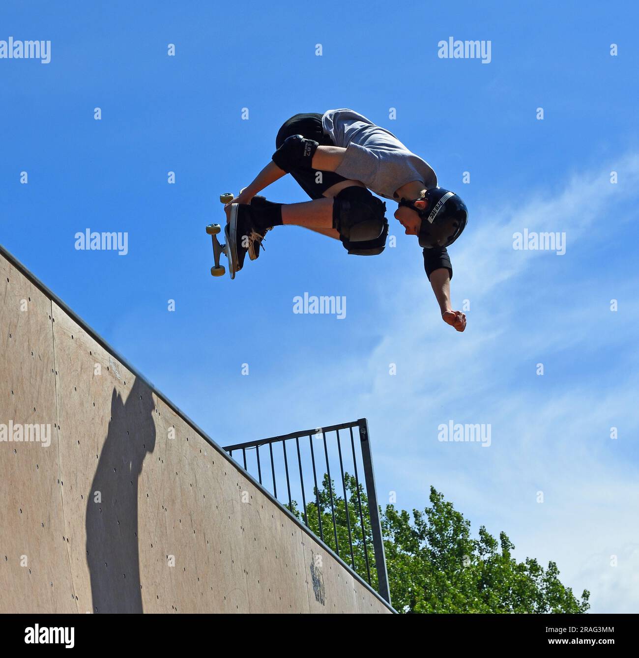 Skateboarder beim Halb-Stunt auf der Vert-Rampe. Stockfoto