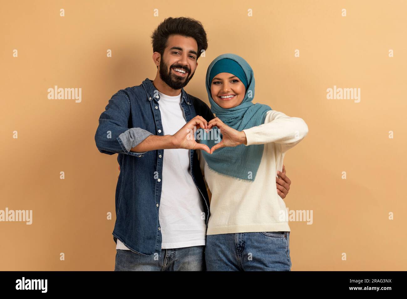 Portrait von romantischen muslimischen Paar macht Herz Geste mit ihren Hände Stockfoto