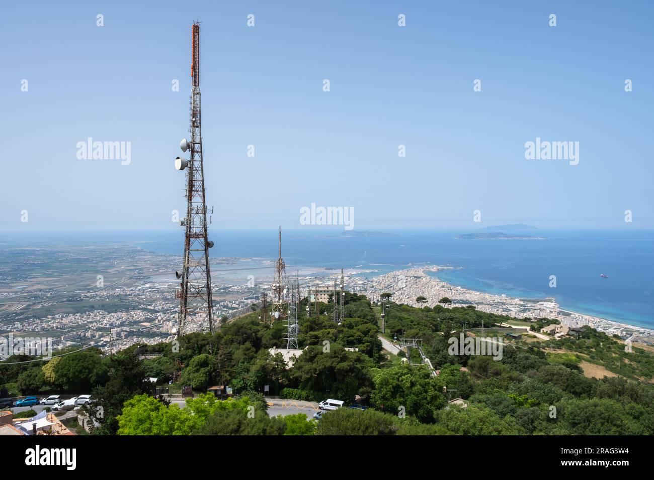 Blick vom Berg Erice auf die Kommunikationstürme der Mobilfunkkommunikation und die Küste von Sizilien Stockfoto