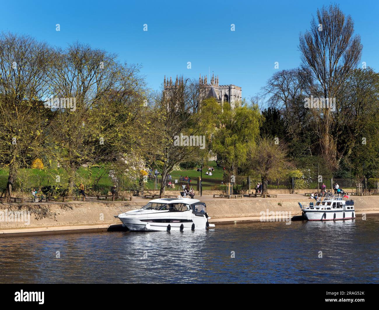 Großbritannien, North Yorkshire, York, Museum Gardens und Boote auf dem Fluss Ouse mit York Minster in der Ferne. Stockfoto