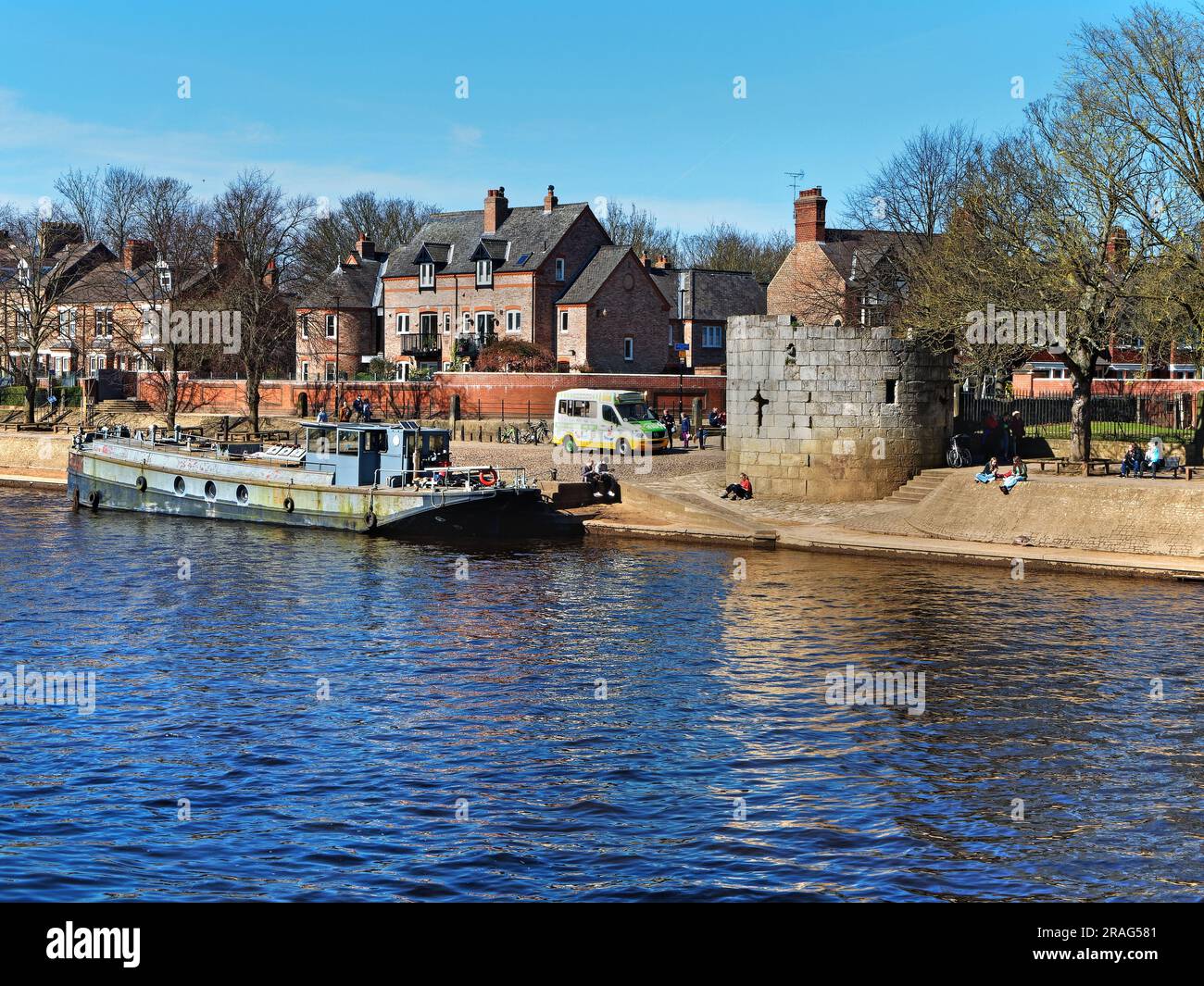 UK, North Yorkshire, York, Schmalboot auf dem Fluss Ouse bei Marygate Landing. Stockfoto