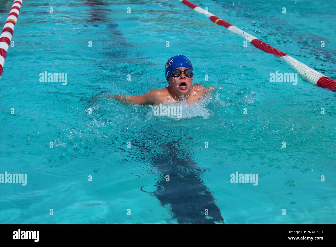 Schwimmen unter Jugendlichen trifft sich mit selektivem Fokus, sich wiederholenden Formen und Symmetrie Stockfoto
