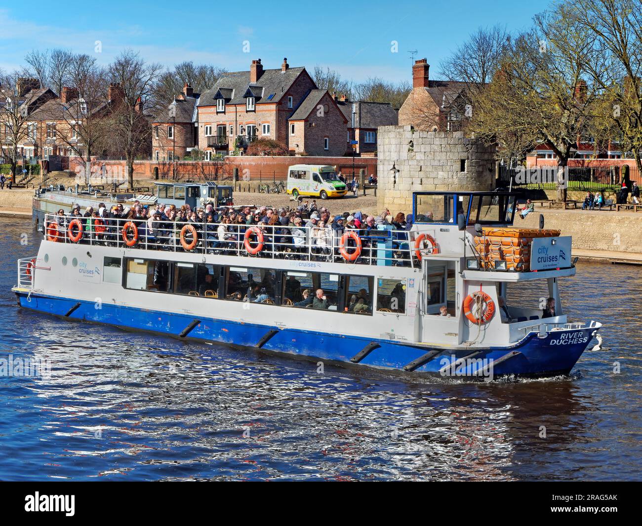 UK, North Yorkshire, York, Cruiser on River Ouse in der Nähe von Museum Gardens. Stockfoto