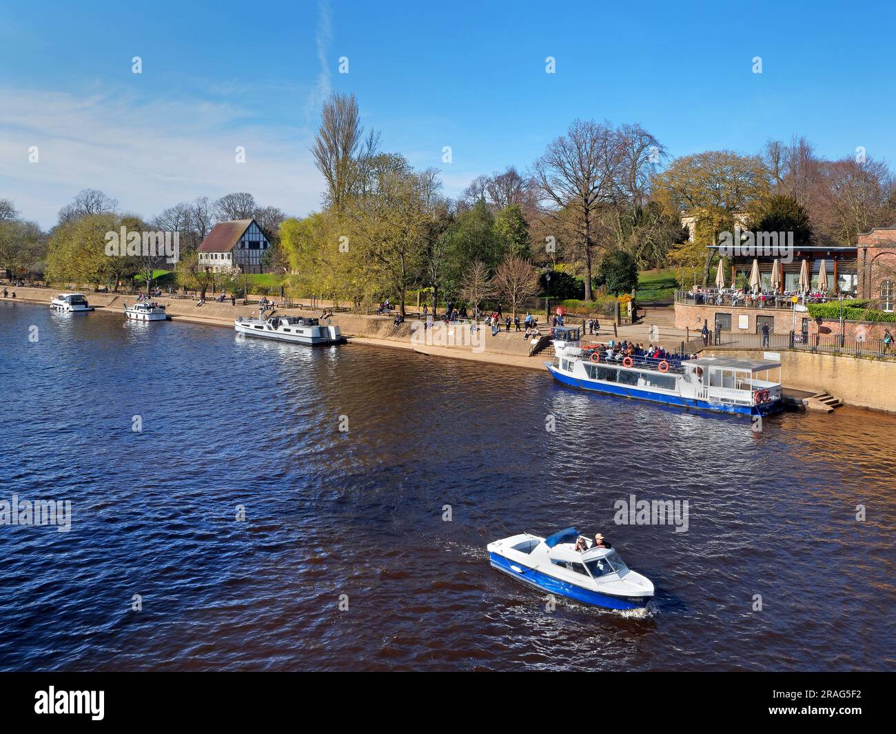 Großbritannien, North Yorkshire, York, Museum Gardens and Boats on River Ouse Stockfoto