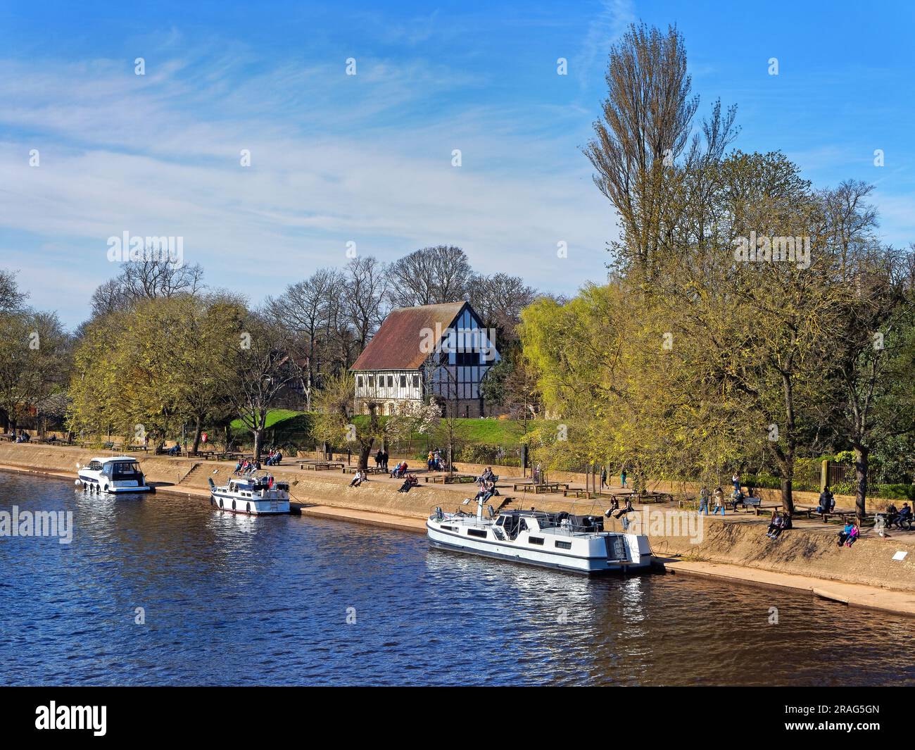 Großbritannien, North Yorkshire, York, Museum Gardens and Boats on River Ouse Stockfoto