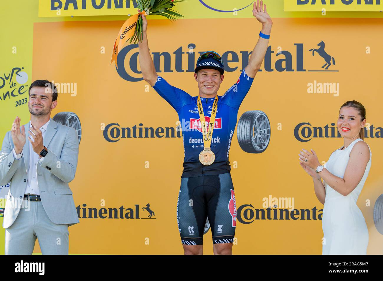 Bayonne, Baskenland, Frankreich, 3. Juli 2023, JASPER PHILIPSEN von ALPECIN-DECEUNINCK feiert auf dem Podium nach dem Sieg in der 3. Stufe 185km, Amorebieta Etxano an Bayonne während der 110. Ausgabe der Tour de France. Credit: Nick Phipps/Alamy Live News Stockfoto