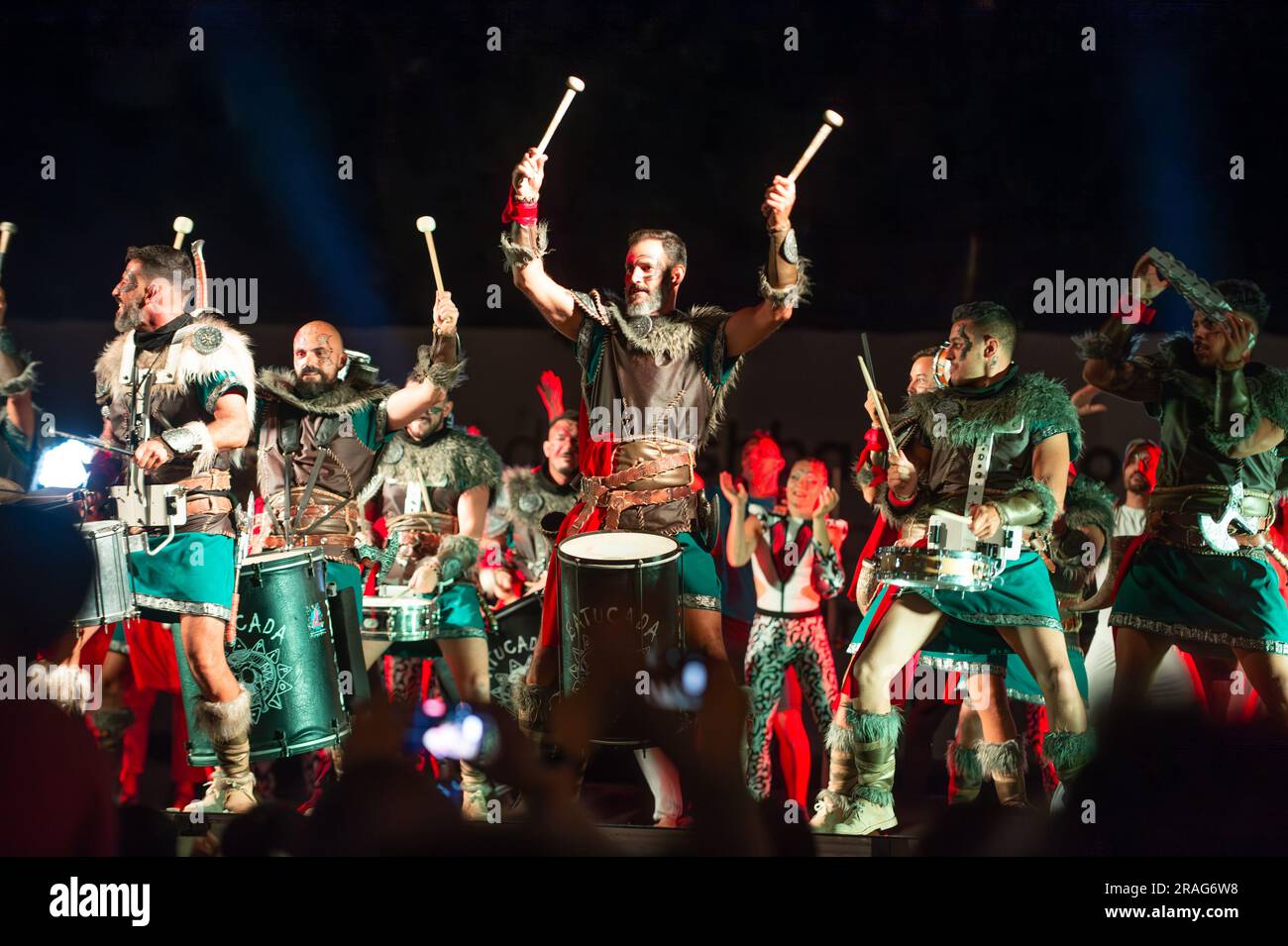 1.-2023. Juli - Bukarest Rumänien - Batucada Los Vikingos Show im B-FIT International Street Theatre, ein kulturelles Ereignis, an dem internationale Künstler beteiligt sind Stockfoto
